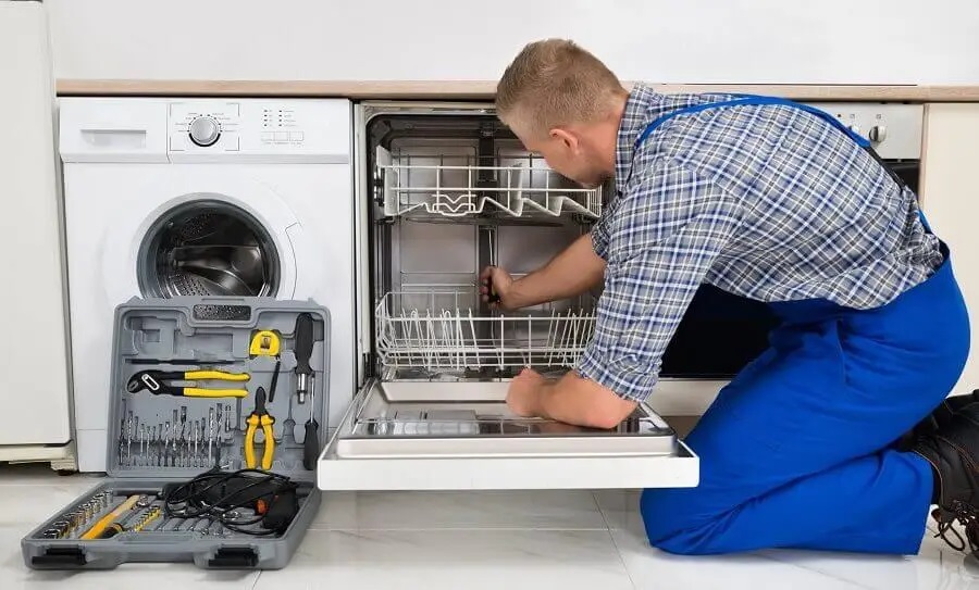 Elmadağ Dominox servisi teknisyen ekibi beyaz eşya tamiri yaparken